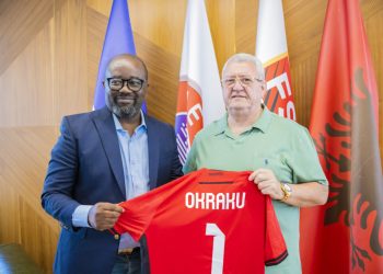Presidenti Duka pret në takim Presidentin e Federatës Ganeze të Futbollit, Kurt Edwin Simeon Okraku