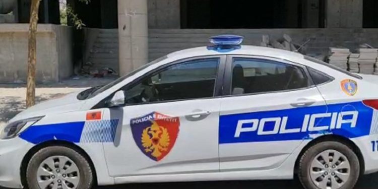 Theu arrestin e shtëpisë dhe kanosi me thikë një qytetar, arrestohet 36-vjeçari në Vlorë