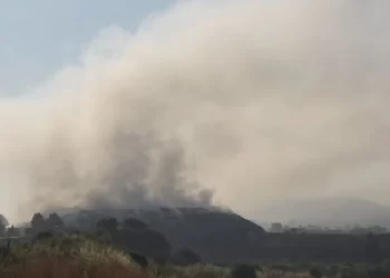 Elbasani katër ditë nën tymin toksik, zjarri ka depërtuar në thellësi të mbetjeve