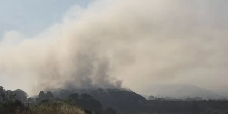 Elbasani katër ditë nën tymin toksik, zjarri ka depërtuar në thellësi të mbetjeve