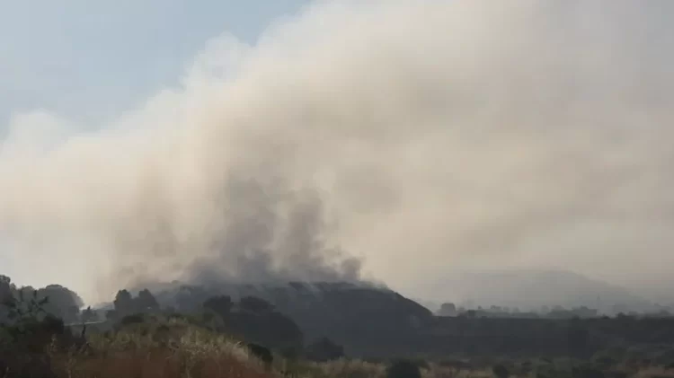 Elbasani katër ditë nën tymin toksik, zjarri ka depërtuar në thellësi të mbetjeve