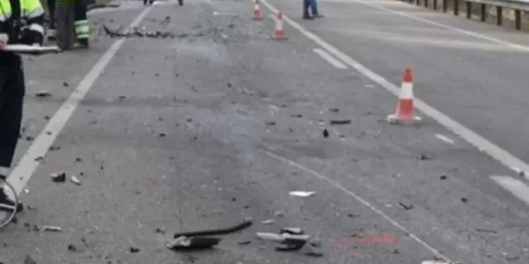 Aksident i rëndë në aksin Shkodër–Lezhë, humb jetën një 37-vjeçar, plagosen gruaja dhe dy fëmijët e tij