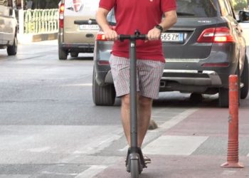 Italia shtrëngon rregullat për monopatinat elektrike, targa të detyrueshme dhe masa të reja sigurie