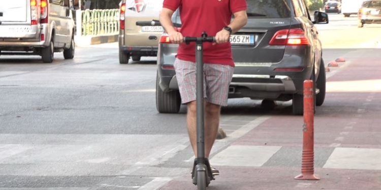 Italia shtrëngon rregullat për monopatinat elektrike, targa të detyrueshme dhe masa të reja sigurie