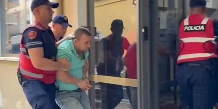 “Dua një familje tjetër”/ Flet komshiu që mbrojti 12-vjeçaren nga babai abuzues në Fier