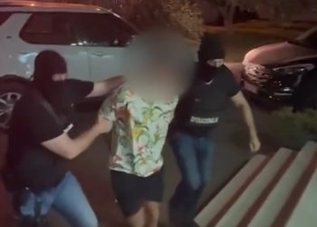 Arrestohet 21-vjeçari në Durrës, iu gjet kokainë, kanabis, armë zjarri e municion luftarak