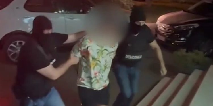 Arrestohet 21-vjeçari në Durrës, iu gjet kokainë, kanabis, armë zjarri e municion luftarak