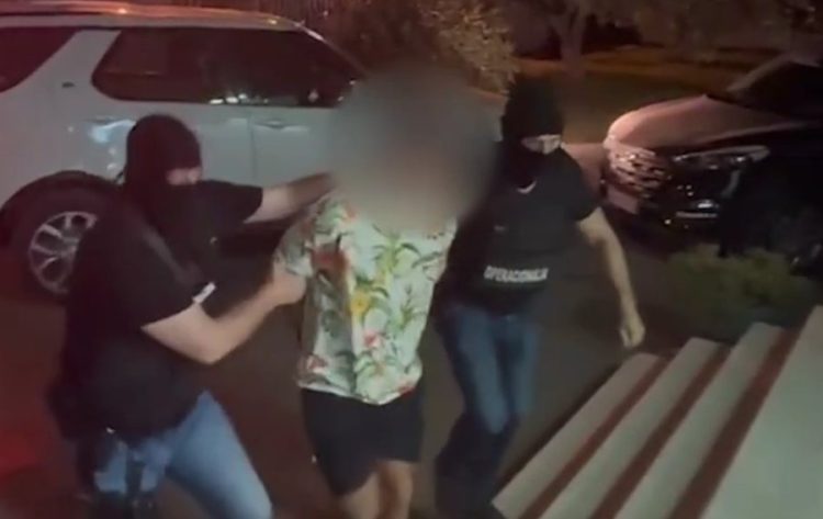 Arrestohet 21-vjeçari në Durrës, iu gjet kokainë, kanabis, armë zjarri e municion luftarak