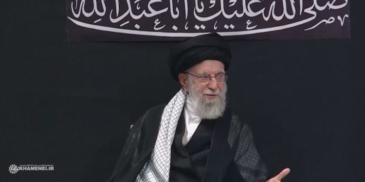 Khamenei del nga bunkeri, rishfaqet për herë të parë në publik pas luftës me Izraelin