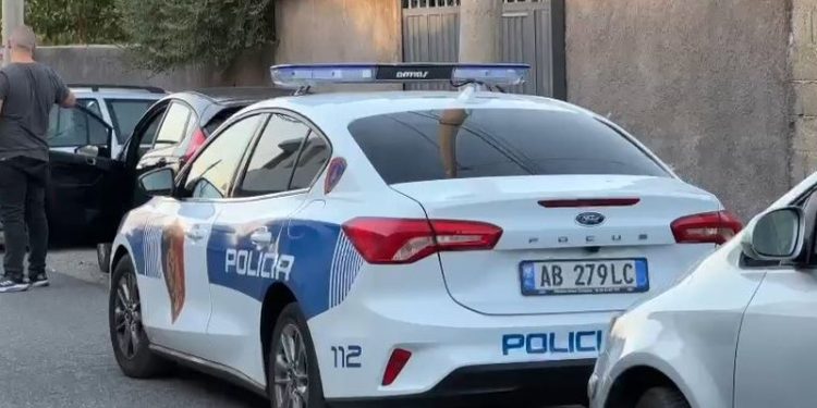 Goditi me sende të forta një kokë një person, nis hetimi për 64-vjeçarin në Vlorë