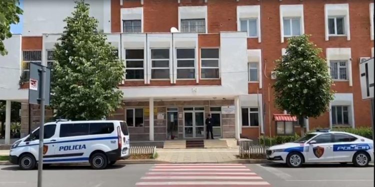 U kapën me 8 armë zjarri në bagazhin e makinës, Gjykata e Kukësit lë në burg Shkëlqim Qenaj dhe Avdulla Mallaki