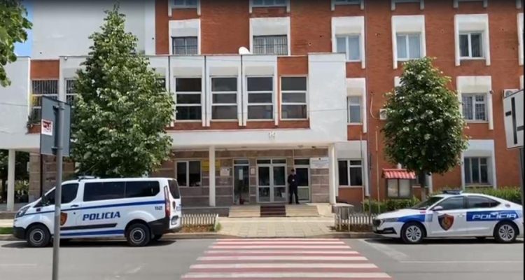 U kapën me 8 armë zjarri në bagazhin e makinës, Gjykata e Kukësit lë në burg Shkëlqim Qenaj dhe Avdulla Mallaki