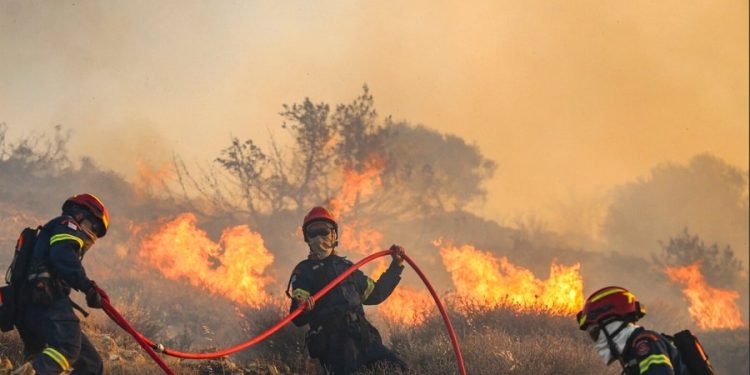 I nxehti në Greqi, ndalohet puna fizike jashtë në orët e pikut