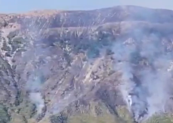 Zjarri jashtë kontrollit në malin mbi Dukat, nis ndërhyrja nga ajri me helikopterin e FA-ve