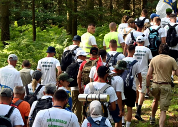 Në kujtim të viktimave të Srebrenicës, mijëra pjesëmarrës nisin Marshin e Paqes