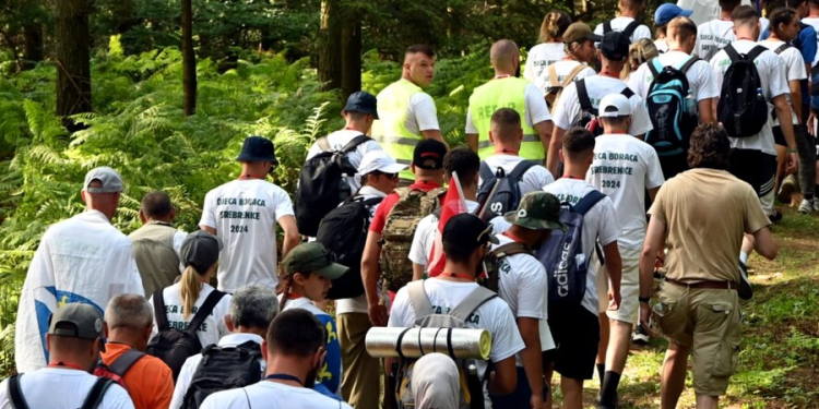 Në kujtim të viktimave të Srebrenicës, mijëra pjesëmarrës nisin Marshin e Paqes