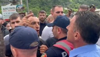 Banorët në Theth përplasen me policinë: Nuk kemi bërë asnjë krim, shteti po na masakron!
