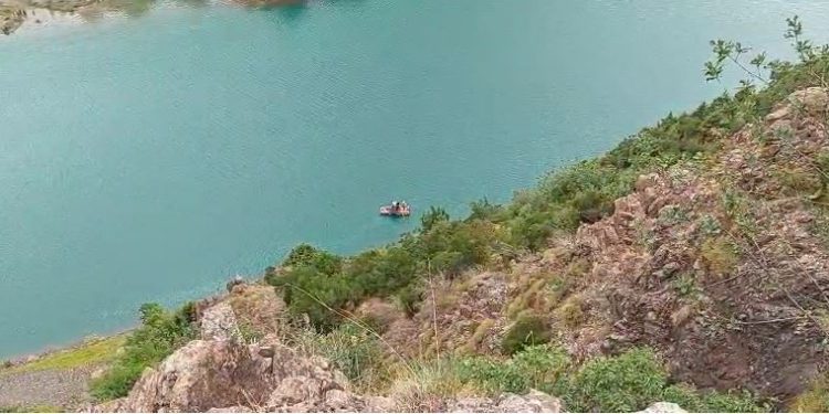 U gjet i vdekur në liqenin e Shkopetit, dyshohet se 21-vjeçari është mbytur me litar. Hedhja në liqen, inskenim