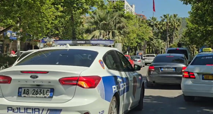 Nën efektin e drogës tentoi t’i largohej patrullës, 29-vjeçari përplas me makinë dy policë