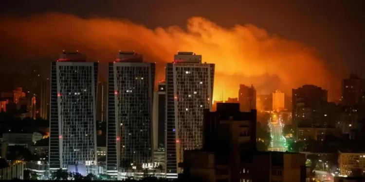 Kievi, sërish nën sulm masiv me dronë nga Rusia/ Të paktën dy të vrarë dhe 13 të plagosur