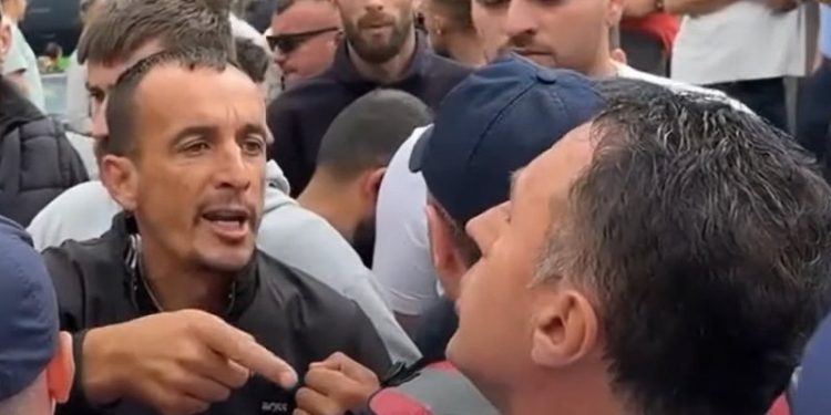 U shkarkua nga detyra, momenti kur protestuesi shpërthen ndaj shefit të komisariatit në Theth: Hajdut, ke marrë lekë!