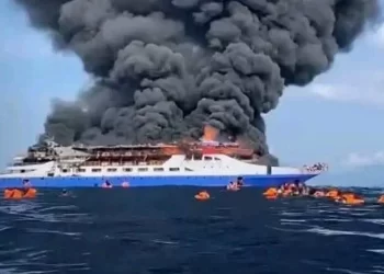 Tmerr në det! Anija shpërthen në flakë, 280 pasagjerë hidhen në ujë! 5 të vdekur