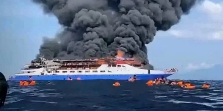 Tmerr në det! Anija shpërthen në flakë, 280 pasagjerë hidhen në ujë! 5 të vdekur