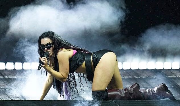 1 milion euro për një show me “autotune”? Charli XCX nxit reagime të forta pas Glastonbury-t