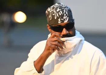 Koncerti i Kanye West në Shanghai kthehet në zhgënjim masiv: vonesa, shi dhe “lip-sync” në një stadium me 70 mijë vetë