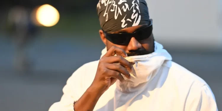 Koncerti i Kanye West në Shanghai kthehet në zhgënjim masiv: vonesa, shi dhe “lip-sync” në një stadium me 70 mijë vetë