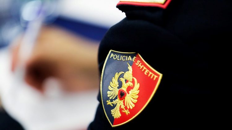 Arrestohet N/Komisari në Elbasan. Jepte para me fajde dhe i merrte mbrapsht me dhunë!
