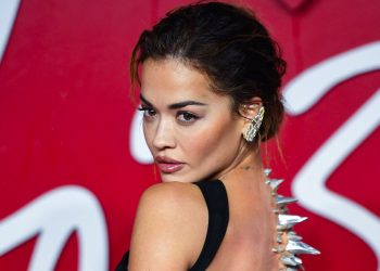 Nga skena te zemra e komunitetit: Rita Ora ndez gjithçka me “Heat”