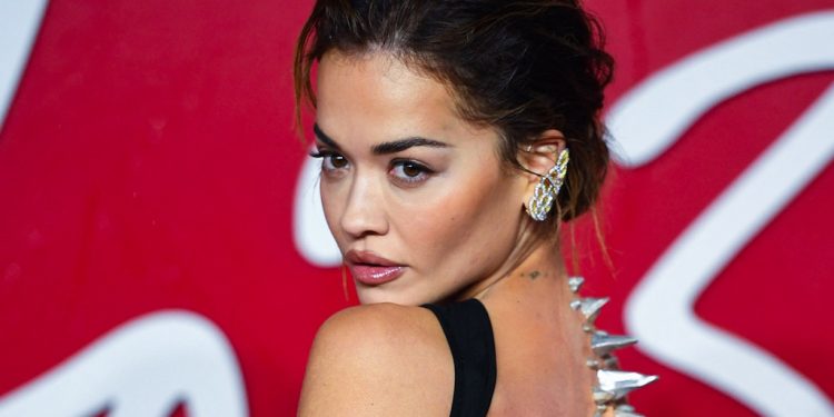 Nga skena te zemra e komunitetit: Rita Ora ndez gjithçka me “Heat”