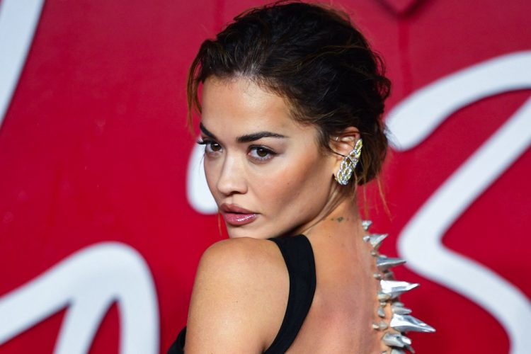 Nga skena te zemra e komunitetit: Rita Ora ndez gjithçka me “Heat”