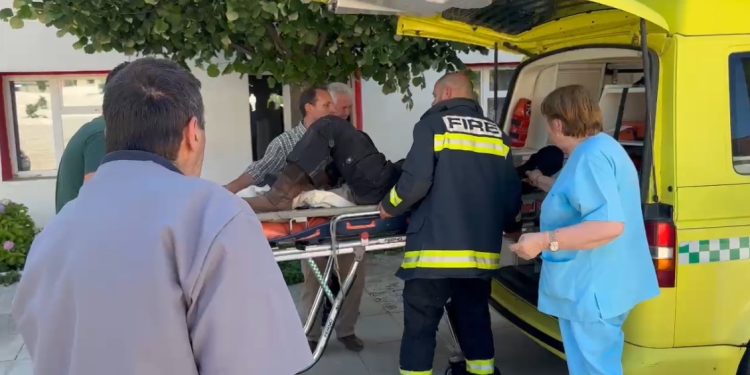 Aksident në Fushë-Arrëz/ Makina përplas dy turistët sllovenë, humb jetën një prej tyre