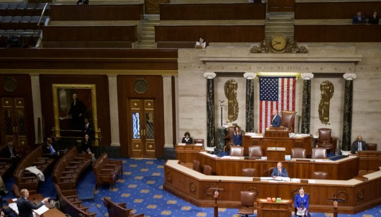 Pas disa ditëve debate e vonesa, Kongresi miraton projektligjin e Trumpit për shpenzimet dhe taksat 