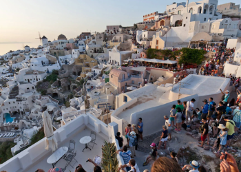 Greqia vendos 20 euro taksë për turistët në Mykonos dhe Santorini