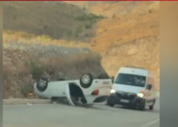 Aksident, makina kthehet përmbys në rrugën Kardhiq-Sarandë