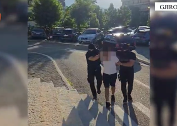 “Delivery” në Gjirokastër, dy të arrestuar nga policia. Merrnin 1 deri në 2 mijë euro për kalimin e paligjshëm në Kakavijë (VIDEO)