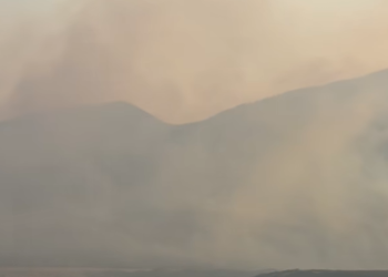 Zjarri po i afrohet fshatit në Delvinë, banorët largohen në panik (VIDEO)