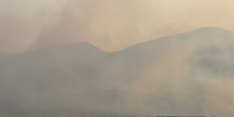 Zjarri po i afrohet fshatit në Delvinë, banorët largohen në panik (VIDEO)