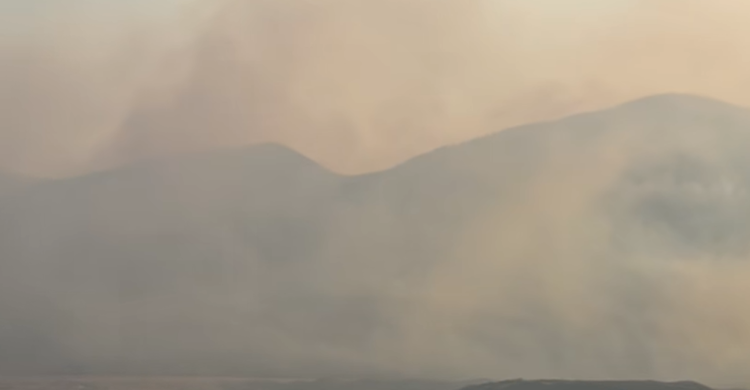 Zjarri po i afrohet fshatit në Delvinë, banorët largohen në panik (VIDEO)