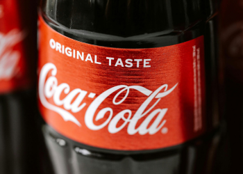 Coca-Cola i përulet Trump-it? Kompania është gati të hedhë në treg versionin me sheqer kallami