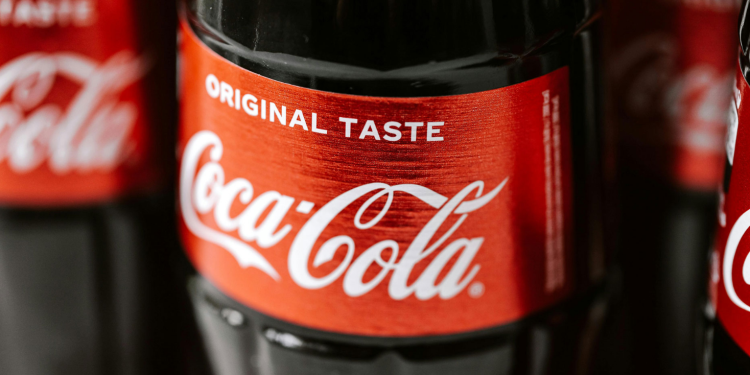 Coca-Cola i përulet Trump-it? Kompania është gati të hedhë në treg versionin me sheqer kallami