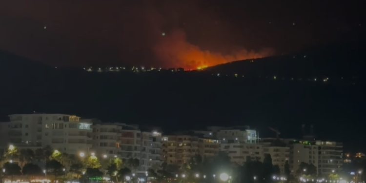 Jugu në flakë, zjarri në Kaninë shumë afër banesave