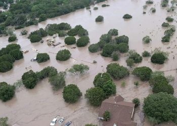 Përmbytjet katastrofike në Teksas, rritet bilanci i viktimave, vazhdojnë kërkimet për të mbijetuar