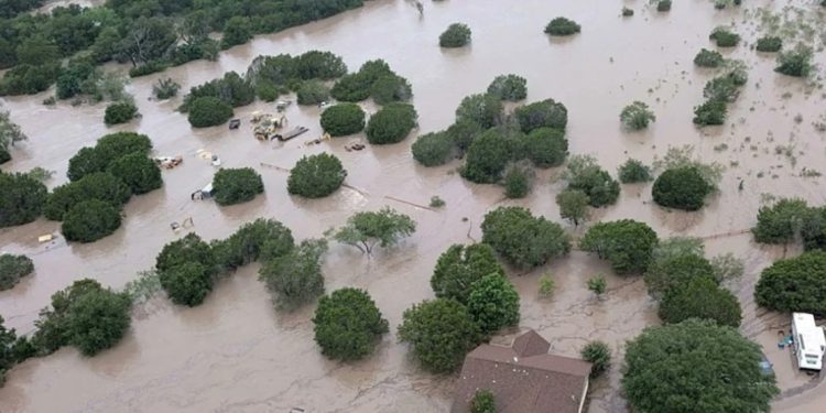 Përmbytjet katastrofike në Teksas, rritet bilanci i viktimave, vazhdojnë kërkimet për të mbijetuar