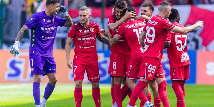 E nis me këmbën e mbarë, Julian Shehu realizon një supergol në javën e parë në Poloni, i dhuron 3 pikët e para Widzev Lodz