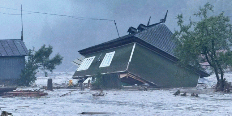 Përmbytje masive në Rumani, 3 viktima dhe qindra të evakuuar (Video)