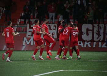 Zyrtare, Partizani ndan rrugët me mesfushorin